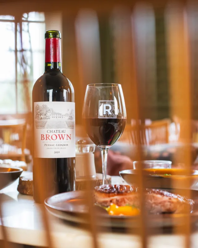 Les vins du Château Brown à la carte du @domaine_de_raba ! ✨
 
Nous sommes ravis de vous annoncer que nos vins sont désormais à la carte du @domaine_de_raba , un lieu d’exception qui invite à vivre des instants privilégiés.
 
Laissez-vous tenter par une expérience unique en dégustant nos vins dans une atmosphère chaleureuse et élégante, où l'art de vivre prend tout son sens.
 
Une belle occasion de (re)découvrir la richesse de notre terroir au travers d’une cuisine raffinée. 🍽️
 
📍 Rendez-vous au @domaine_de_raba  pour une belle parenthèse gourmande et sensorielle, tous les jours de la semaine.

📷 @lukecarverphoto
#ChâteauBrown #DomaineDeRaba #AccordsMetsVins #PessacLéognan #Gastronomie