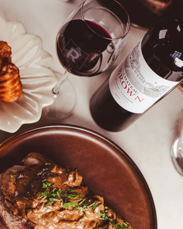 Château BROWN Rouge 2019 & Côte de veau forestière🍷
 
Une rencontre savoureuse entre terroir et gastronomie…
Le Château Brown Rouge 2019 dévoile toute sa richesse aux côtés d’une côte de veau délicatement rôtie à la sauce forestière et ses pommes duchesse croustillantes.
Un accord tout en équilibre, où la finesse du vin répond à la gourmandise du plat. ✨

Découvrez nos vins sur : www.chateau-brown.com/les-vins

📷 @lukecarverphoto
#ChâteauBrown #pessacleognan #wine #vinsdebordeaux
