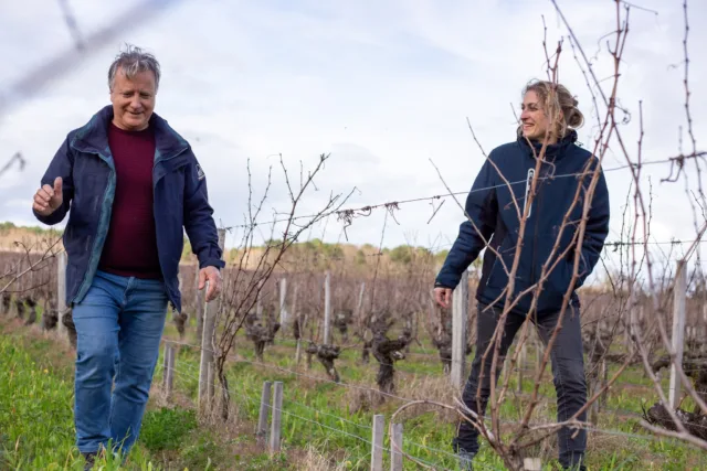 Changement au Château Brown 🍷

Après 30 ans de passion et de savoir-faire, Bruno passe le relais 😉
Nous avons le plaisir de vous présenter Marion, notre nouvelle directrice technique.
Elle prend la suite de Bruno, qui assurait cette mission depuis 1994.

Depuis les vendanges 2024, une passation de 8 mois a été amorcée, pour que chaque geste, chaque détail, chaque secret de la vigne comme du chai, lui soit transmis avec soin.

Désormais à la tête des équipes techniques, Marion veille sur la vigne comme sur le chai avec expertise et engagement. 🌿

Bienvenue à elle dans ce nouveau chapitre de l’histoire de Brown ! ✨

📷 @lukecarverphoto 

#ChâteauBrown #Vin #Bordeaux  #SavoirFaire