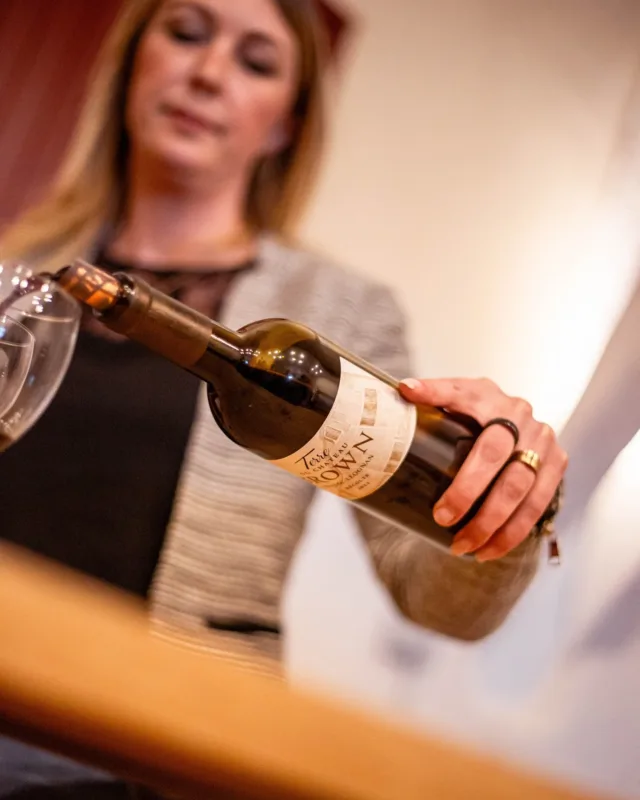 Retour sur une belle journée au cœur du vignoble ✨

Le 11 avril, nous avons eu le plaisir de vous accueillir au Château pour célébrer le lancement de notre cuvée Terre du Château Brown 🍷

Un grand merci à toutes celles et ceux qui sont venus déguster, échanger et découvrir ce nouveau vin qui incarne notre vision d’un terroir vivant, engagé.

Des rencontres, du partage et de la convivialité… tout ce que l’on aime à Brown 🌿
À très bientôt pour de nouveaux moments ensemble !

Découvrez-le : https://www.chateau-brown.com/terre-de-brown/
📷 @lukecarverphoto
#ChâteauBrown #TerreDuChâteauBrown #pessacleognan #wine #vinsdebordeaux