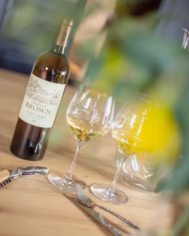 Fraîcheur & élégance estivale ☀️

Le Château Brown Blanc 2021 se dévoile dans une robe claire et lumineuse.

En bouche, une caresse fraîche et vive, portée par une belle structure. Des arômes éclatants de citron jaune s’expriment avec intensité, soutenus par une tension minérale raffinée. Le Sauvignon y révèle toute sa pureté dans un style précis, vibrant et expressif. 🍋

Parfait compagnon des journées d’été prolongées, des déjeuners sous la tonnelle ou des apéritifs au bord de l’eau, ce vin incarne à merveille l’esprit d’un grand blanc de garde : finesse, fraîcheur et profondeur.

Découvrez nos vins : https://www.chateau-brown.com/boutique-brown/

📷 @lukecarverphoto

#ChâteauBrown #GrandVinBlanc #Millésime2021 #PessacLéognan #Dégustation #VinsBlancs #AppellationPessacLéognan