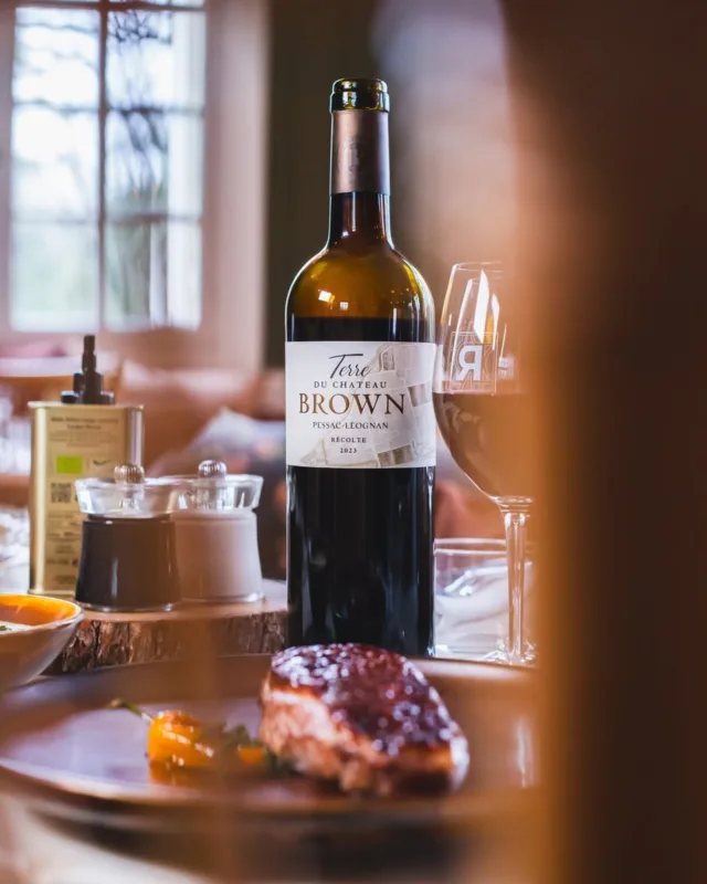 Un accord tout en caractère 🍷

Le Terre de Château Brown Rouge s’invite à la table du @domaine_de_raba pour sublimer un magret de canard fondant et savoureux.

Un mariage intense, entre la générosité du fruit, la rondeur des tanins et la richesse d’un plat emblématique du Sud-Ouest. ✨

Quand le vin trouve son parfait écho dans l’assiette, l’expérience devient inoubliable.

📷 @lukecarverphoto 

#ChâteauBrown #pessacleognan #wine #vinsdebordeaux #TerreDeChâteauBrown #AccordMetVin
